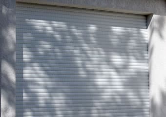 <strong>PORTE DE GARAGE ENROULABLE - motorisé lames Aluminium 55 isolées, blanc</strong>